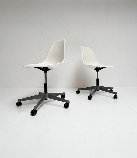 Image 1 of Ensemble de 2 chaises de bureau Vitra Eames, après 2000