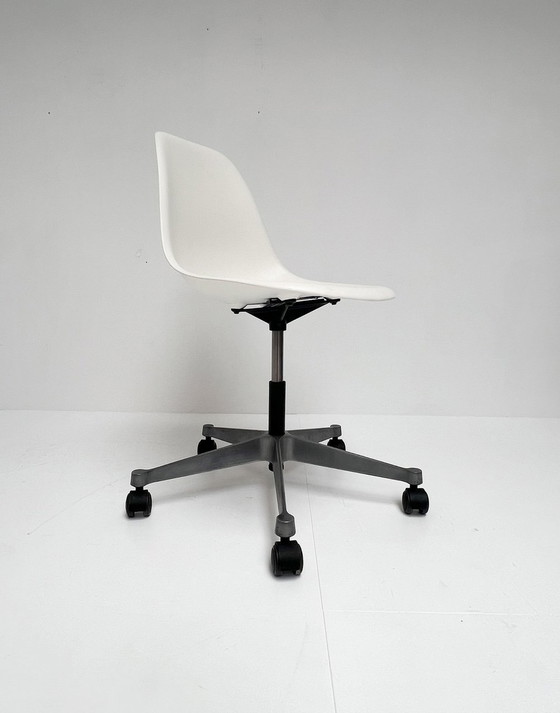 Image 1 of Ensemble de 2 chaises de bureau Vitra Eames, après 2000