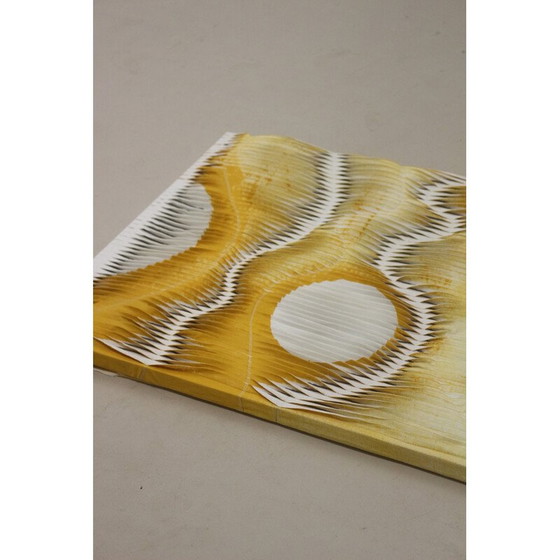 Image 1 of Tableau vintage avec effet de vague et de relief par plissage dans les tons de jaune