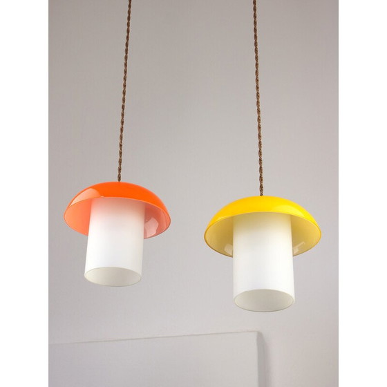 Image 1 of Paire de lampes suspendues en verre et laiton du Mid Century