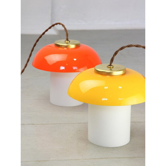 Image 1 of Paire de lampes suspendues en verre et laiton du Mid Century