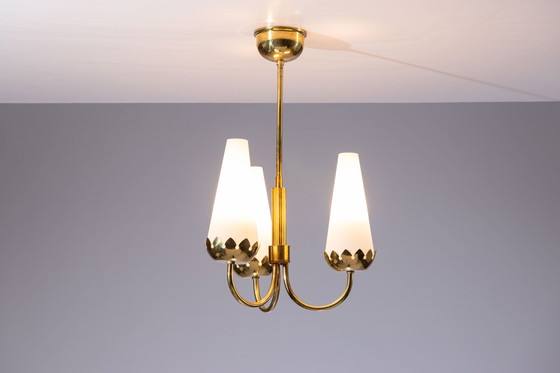 Image 1 of Lustre en laiton avec de beaux abat-jours en verre au lait.