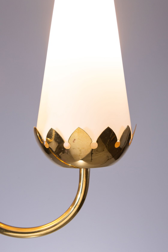 Image 1 of Lustre en laiton avec de beaux abat-jours en verre au lait.