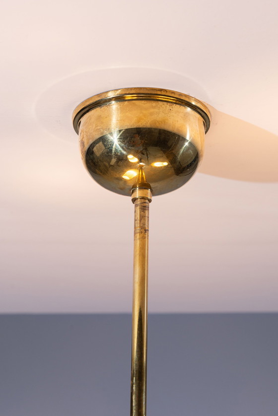 Image 1 of Lustre en laiton avec de beaux abat-jours en verre au lait.