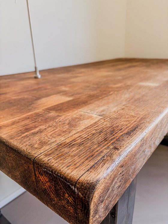 Image 1 of Bureau en bois de chêne massif avec lampe design intégrée