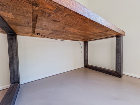 Image 1 of Bureau en bois de chêne massif avec lampe design intégrée