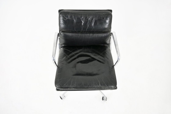 Image 1 of  Chaise en cuir noir à coussin souple par Charles et Ray Eames pour Herman Miller, 1970S