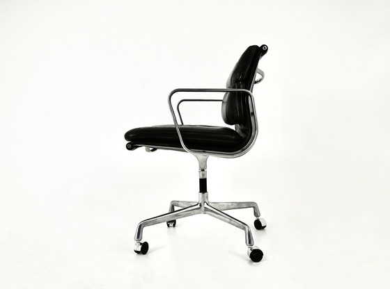 Image 1 of  Chaise en cuir noir à coussin souple par Charles et Ray Eames pour Herman Miller, 1970S