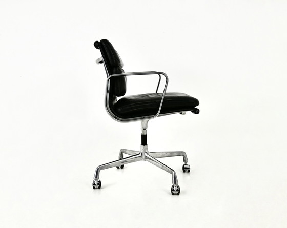 Image 1 of  Chaise en cuir noir à coussin souple par Charles et Ray Eames pour Herman Miller, 1970S