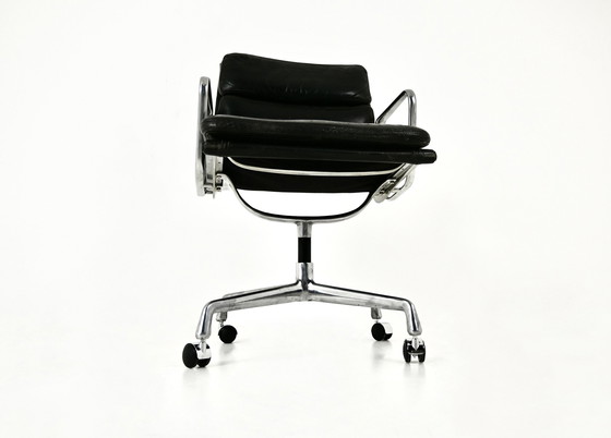 Image 1 of  Chaise en cuir noir à coussin souple par Charles et Ray Eames pour Herman Miller, 1970S