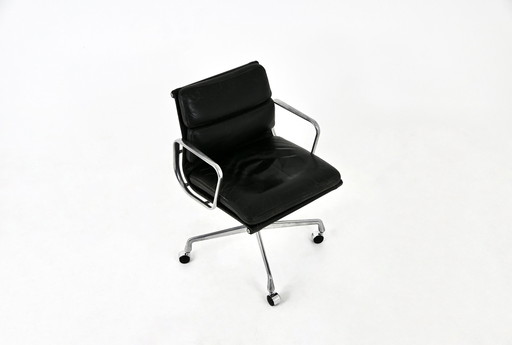  Chaise en cuir noir à coussin souple par Charles et Ray Eames pour Herman Miller, 1970S