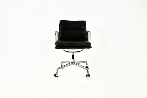 Image 1 of  Chaise en cuir noir à coussin souple par Charles et Ray Eames pour Herman Miller, 1970S