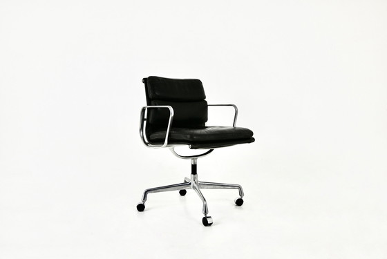 Image 1 of  Chaise en cuir noir à coussin souple par Charles et Ray Eames pour Herman Miller, 1970S