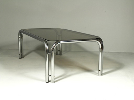 Grande table basse en acier tubulaire et verre fumé, années 1980.