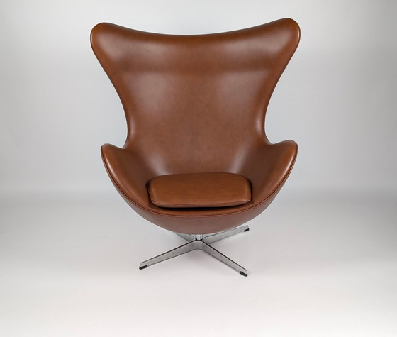 Image 1 of Chaise à œuf Fritz Hansen en cuir de noyer Arne Jacobsen