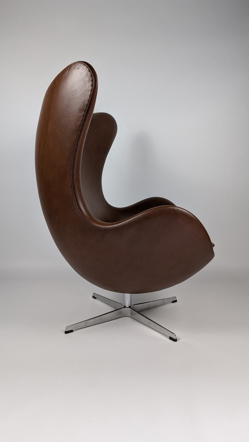 Chaise à œuf Fritz Hansen en cuir de noyer Arne Jacobsen