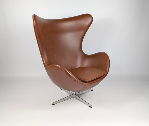 Chaise à œuf Fritz Hansen en cuir de noyer Arne Jacobsen