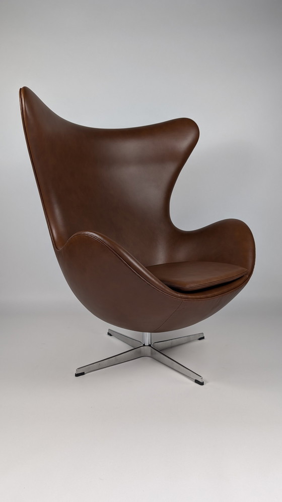 Image 1 of Chaise à œuf Fritz Hansen en cuir de noyer Arne Jacobsen