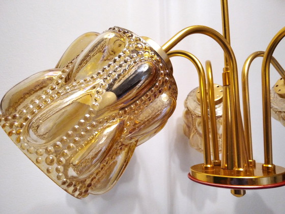 Image 1 of Lustre Mid Century avec ampoules en verre ambré et fond rouge, lampe vintage des années 70, Hongrie