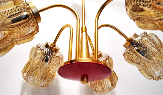 Image 1 of Lustre Mid Century avec ampoules en verre ambré et fond rouge, lampe vintage des années 70, Hongrie