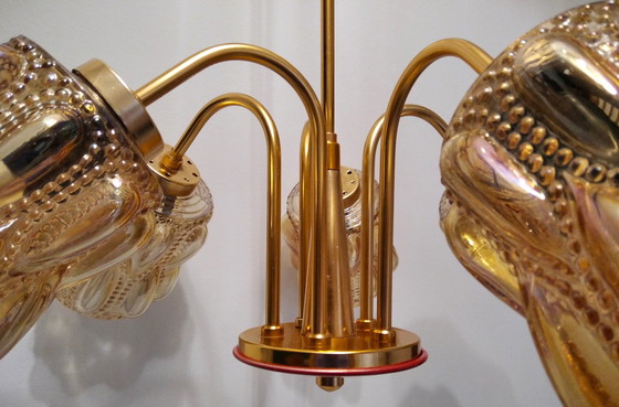 Image 1 of Lustre Mid Century avec ampoules en verre ambré et fond rouge, lampe vintage des années 70, Hongrie