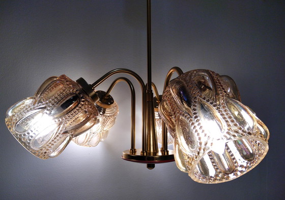 Image 1 of Lustre Mid Century avec ampoules en verre ambré et fond rouge, lampe vintage des années 70, Hongrie