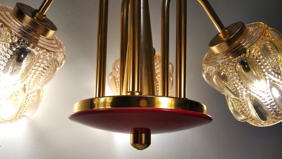 Image 1 of Lustre Mid Century avec ampoules en verre ambré et fond rouge, lampe vintage des années 70, Hongrie
