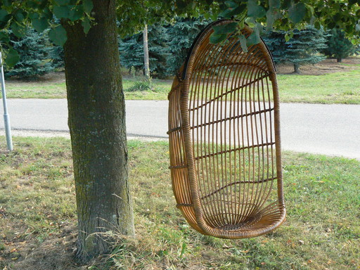 Rare chaise suspendue en rotin Rohé