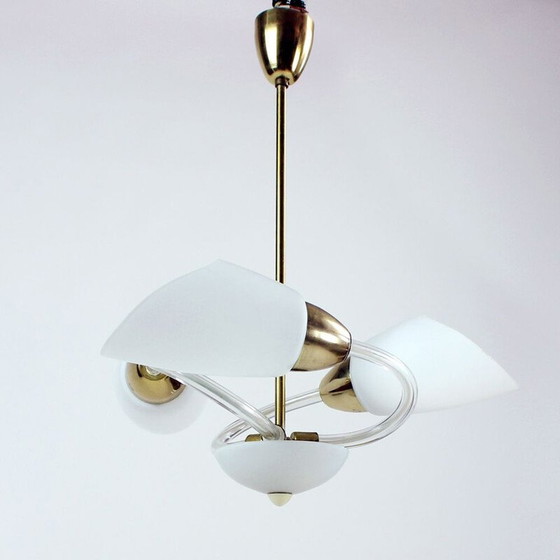 Image 1 of Lampe suspendue vintage en verre blanc et laiton, Tchécoslovaquie 1960