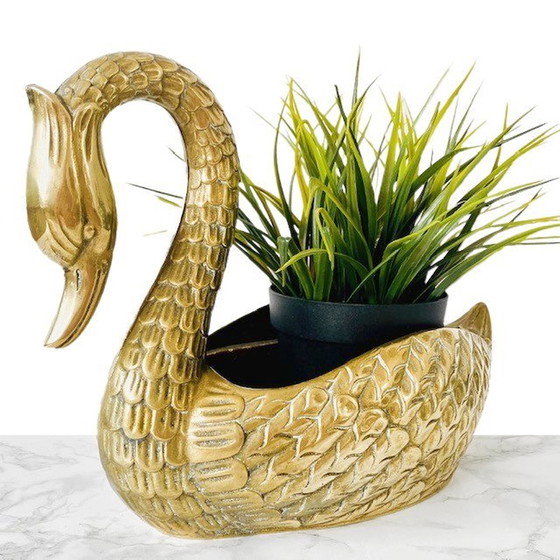 Image 1 of Pot de fleurs vintage en laiton avec cygne 1950s Hollywood regency