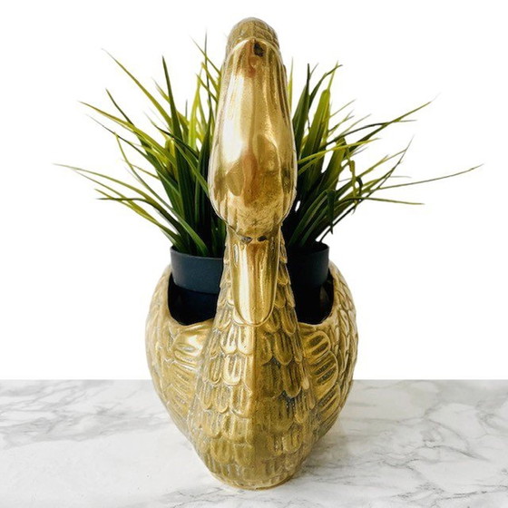 Image 1 of Pot de fleurs vintage en laiton avec cygne 1950s Hollywood regency