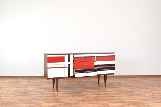 Image 1 of Buffet en noyer du Mid Century avec motif peint à la main, années 1960.