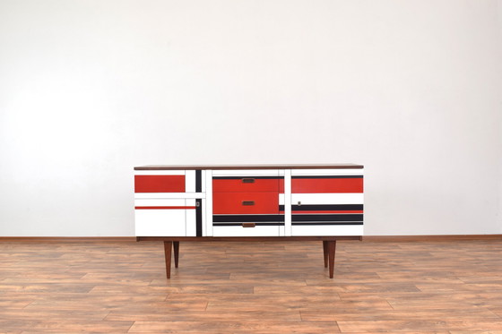 Image 1 of Buffet en noyer du Mid Century avec motif peint à la main, années 1960.