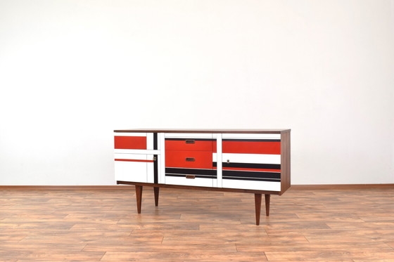 Image 1 of Buffet en noyer du Mid Century avec motif peint à la main, années 1960.