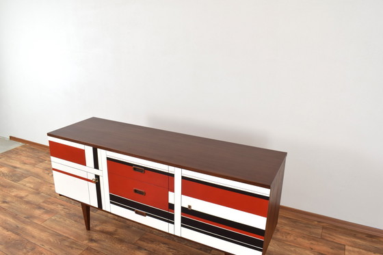 Image 1 of Buffet en noyer du Mid Century avec motif peint à la main, années 1960.