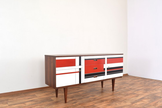 Image 1 of Buffet en noyer du Mid Century avec motif peint à la main, années 1960.