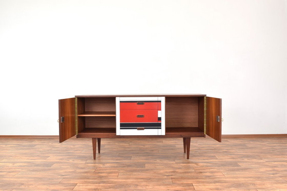 Image 1 of Buffet en noyer du Mid Century avec motif peint à la main, années 1960.