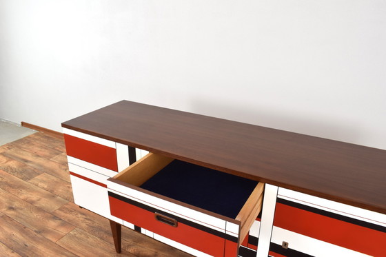 Image 1 of Buffet en noyer du Mid Century avec motif peint à la main, années 1960.