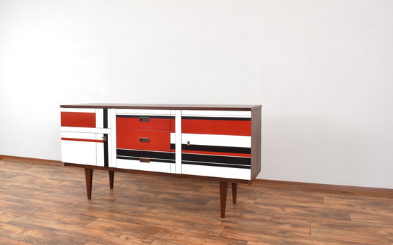 Image 1 of Buffet en noyer du Mid Century avec motif peint à la main, années 1960.