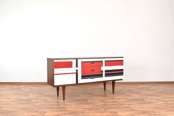 Image 1 of Buffet en noyer du Mid Century avec motif peint à la main, années 1960.