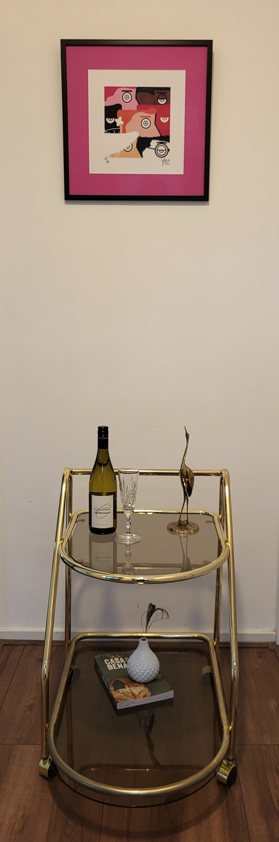 Image 1 of Chariot de bar vintage Hollywood Regency en laiton et verre fumé.