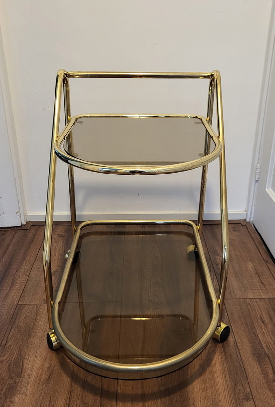 Image 1 of Chariot de bar vintage Hollywood Regency en laiton et verre fumé.