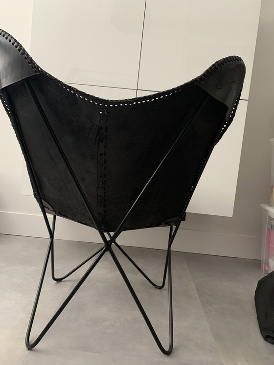 Image 1 of Chaise Butterfly vintage en cuir noir