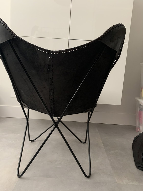 Image 1 of Chaise Butterfly vintage en cuir noir