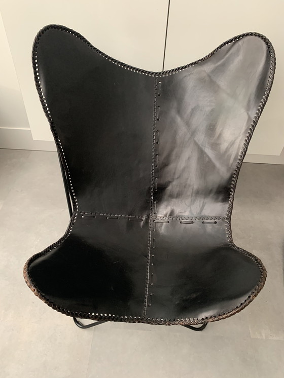 Image 1 of Chaise Butterfly vintage en cuir noir