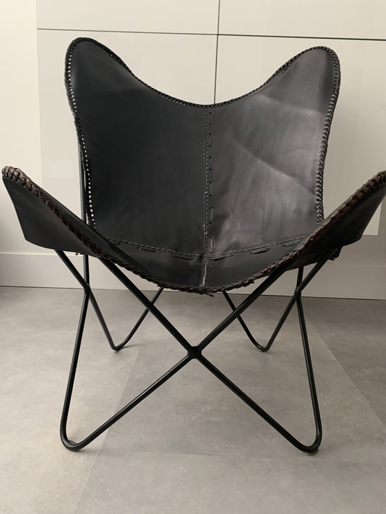 Image 1 of Chaise Butterfly vintage en cuir noir