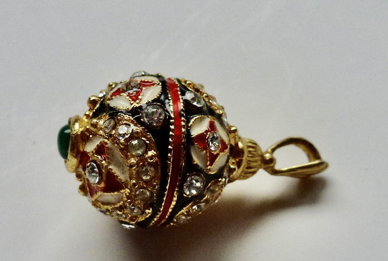 Image 1 of Pendentif Œuf Fabergé - Cristaux Swarovski - Plaqué or - Émail cloisonné.