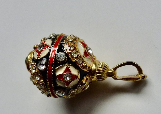 Image 1 of Pendentif Œuf Fabergé - Cristaux Swarovski - Plaqué or - Émail cloisonné.