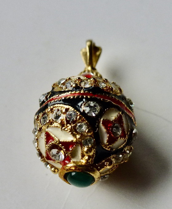 Image 1 of Pendentif Œuf Fabergé - Cristaux Swarovski - Plaqué or - Émail cloisonné.