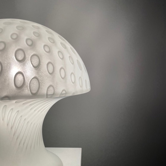 Image 1 of 1 de 2 grandes lampes de table en verre au lait blanc Peill et Putzler 1970